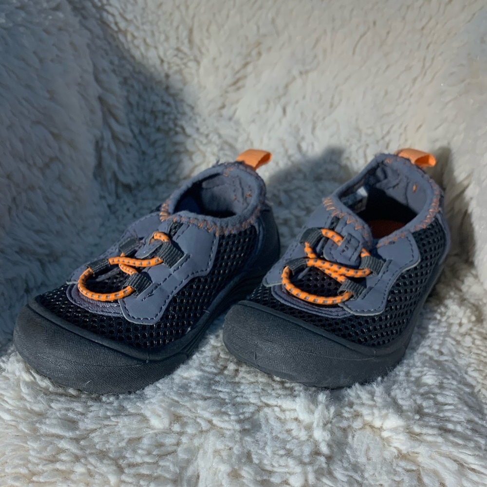 CARTER'S WATER SHOES GREY, BLACK AND ORANGE SIZE 5